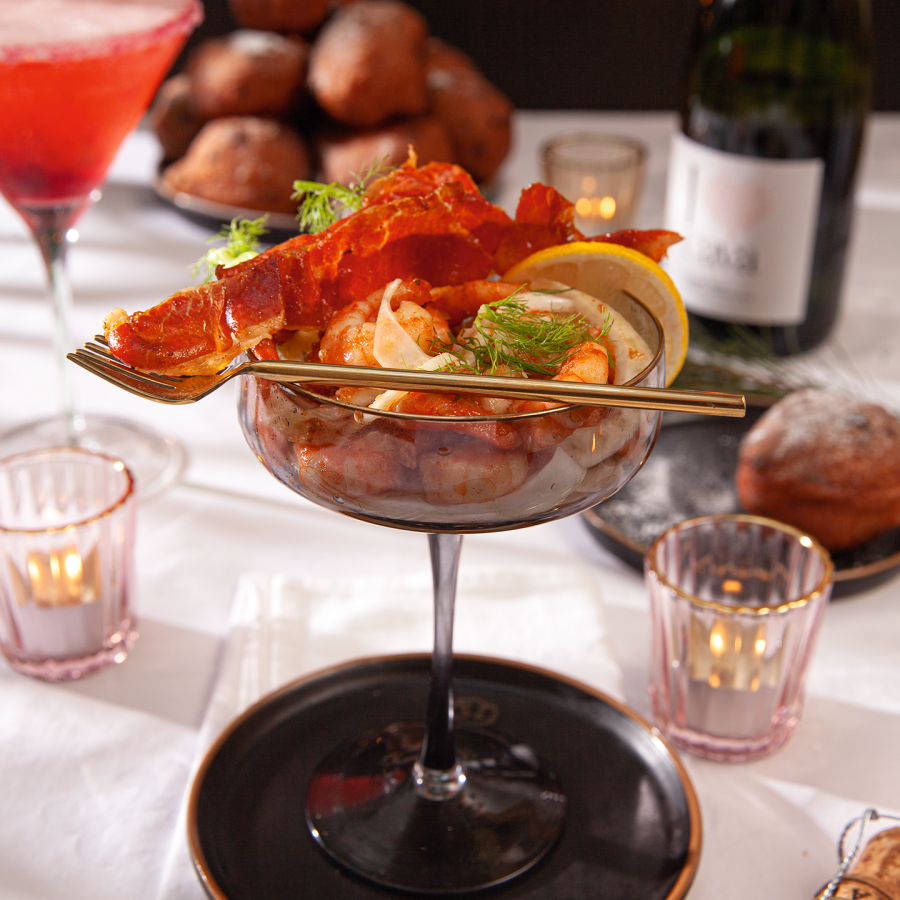 Cocktail met gebakken garnalen en krokante ham