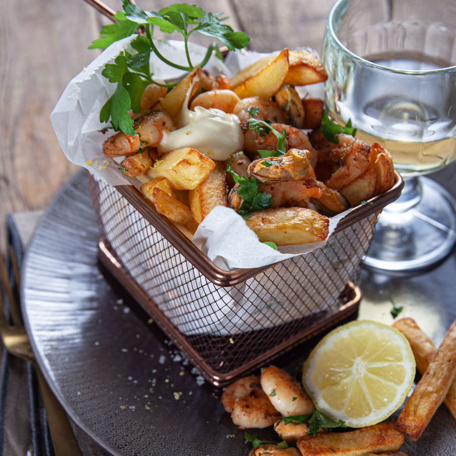 Friet met gamba’s, mosselen, gegrilde courgette en citroen aioli 