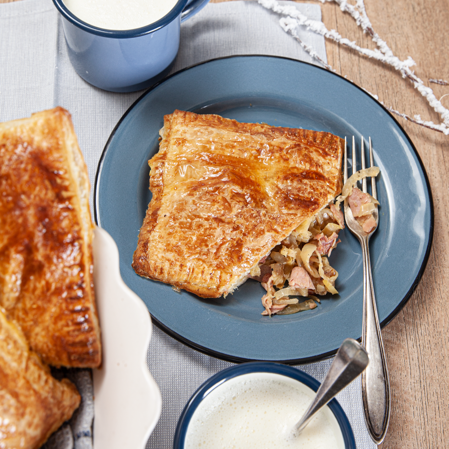 Pasteitjes hete bliksem met uien, appel en ham