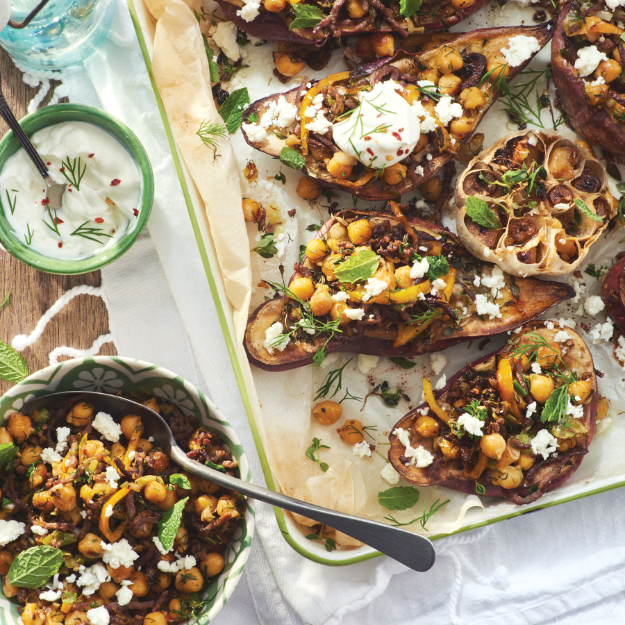 Gevulde zoete aardappels met oosters gehakt, rozijntjes, kikkererwten en knoflookroom. 