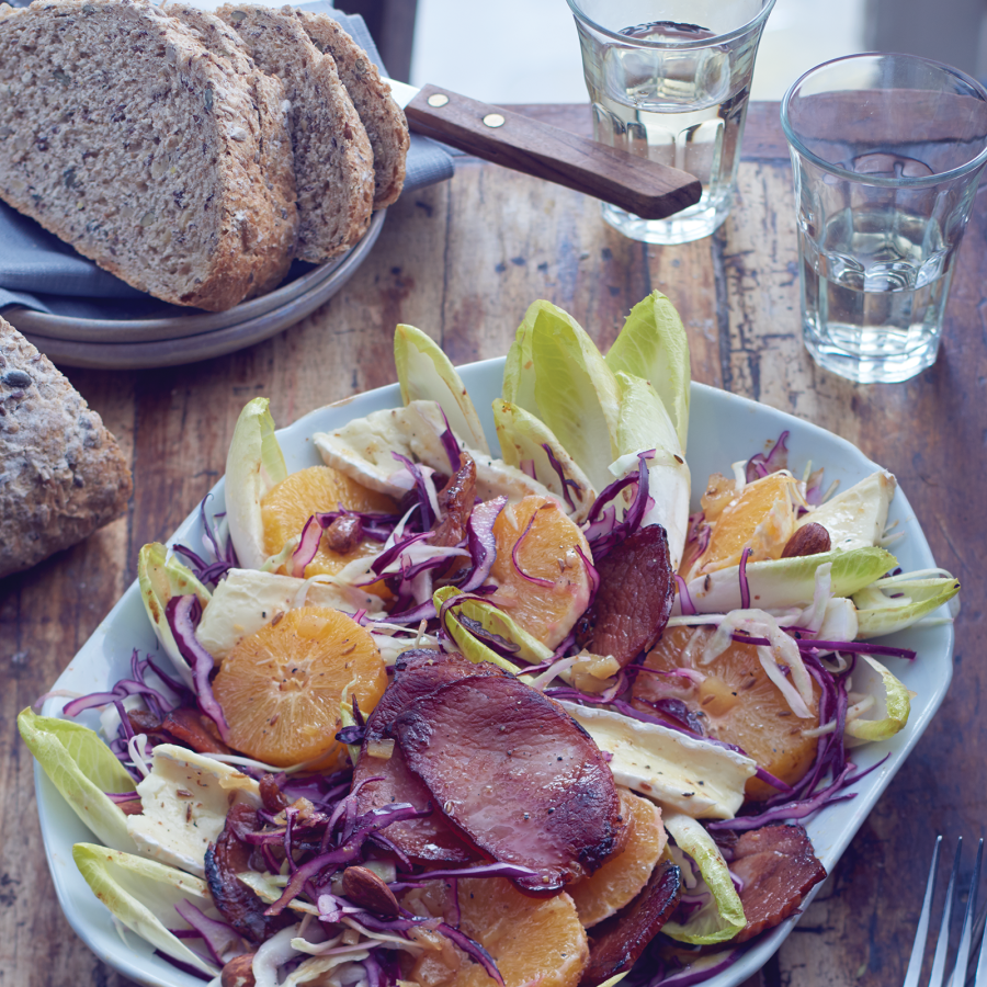 Koolsalade met witlof, bacon, brie en sinaasappel