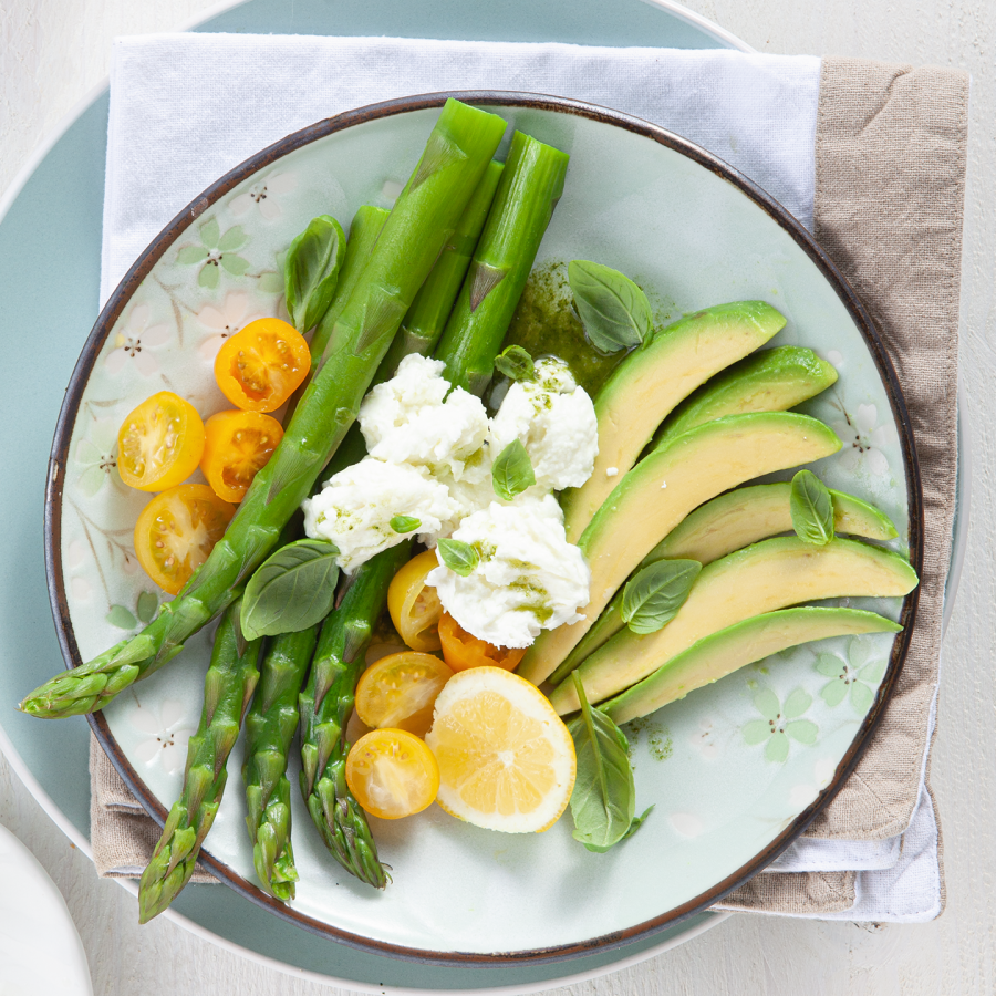 Salade caprese avocado met groene asperges