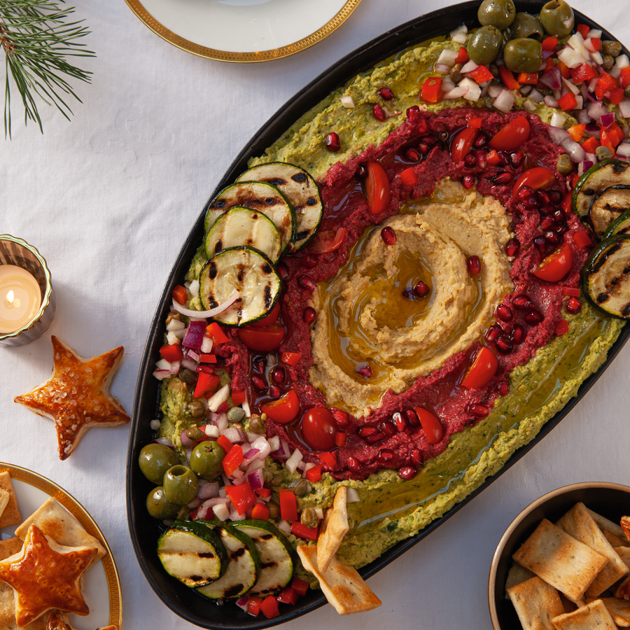 Feestelijke hummus schotel met 3 soorten hummus