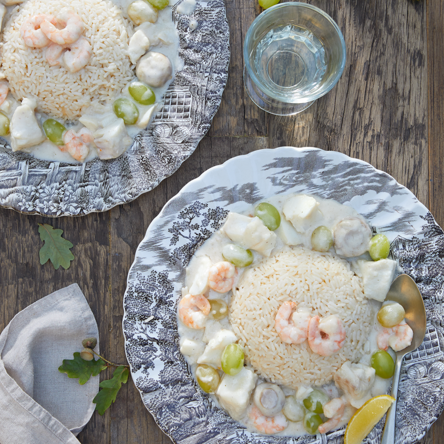 Kabeljauw, garnalen, champignons en druiven in roomsaus