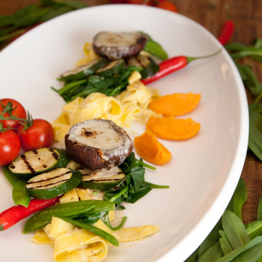 Gevulde portobello's met tagliatelle en groenten