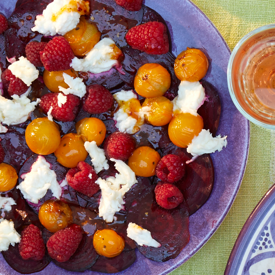 Bietencarpaccio met frambozen, gepofte tomaatjes en mozzarella