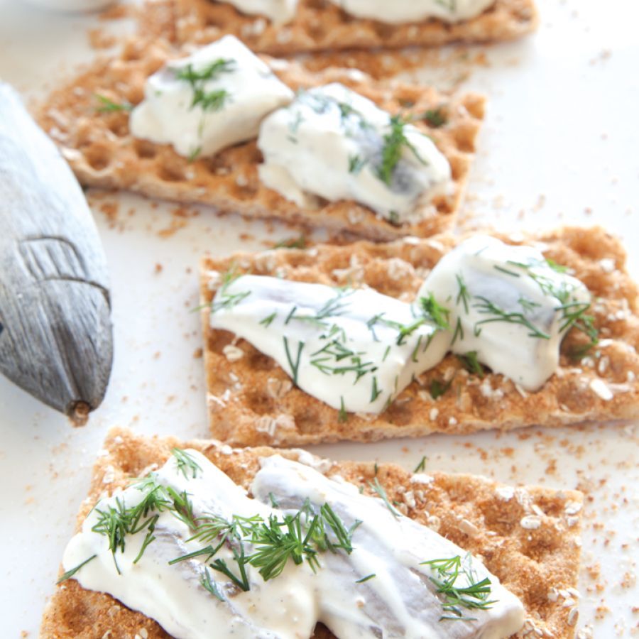 Knäckebröd met haring in room