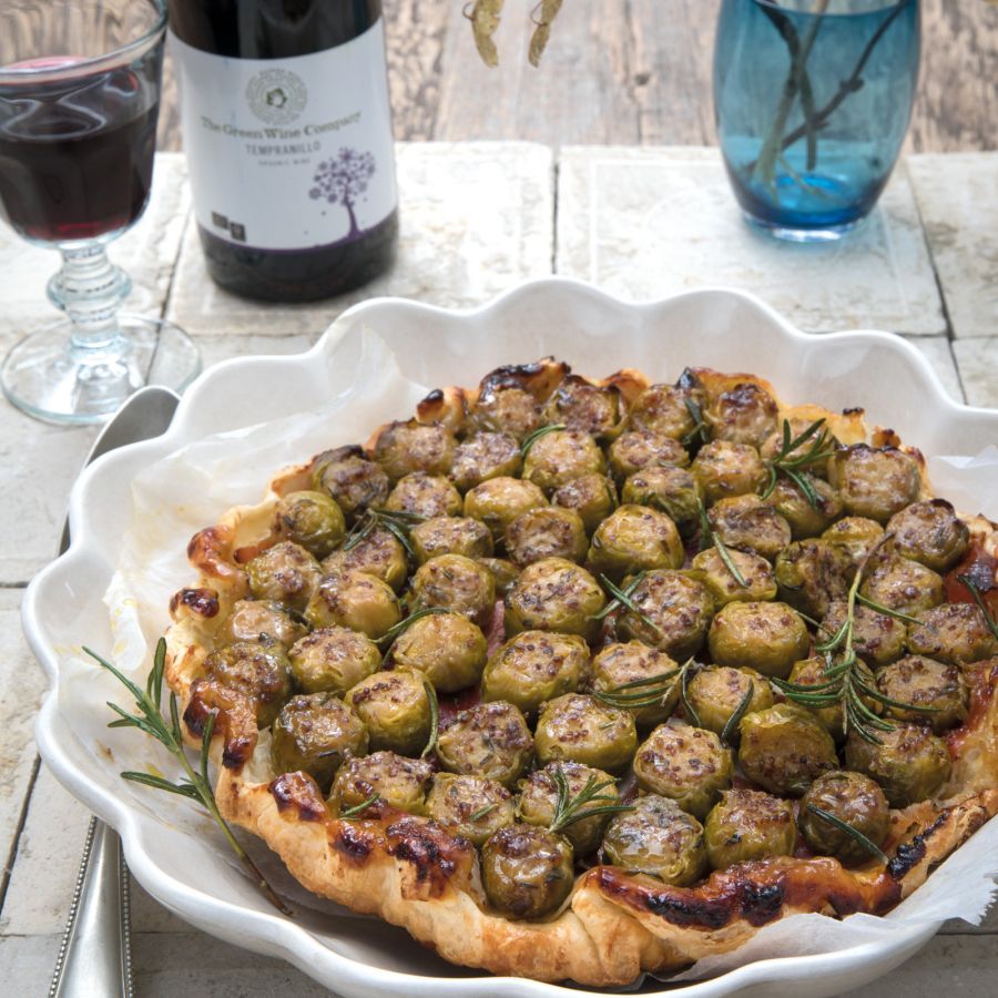 Tarte tatin met spruitjes, rauwe ham en mosterd