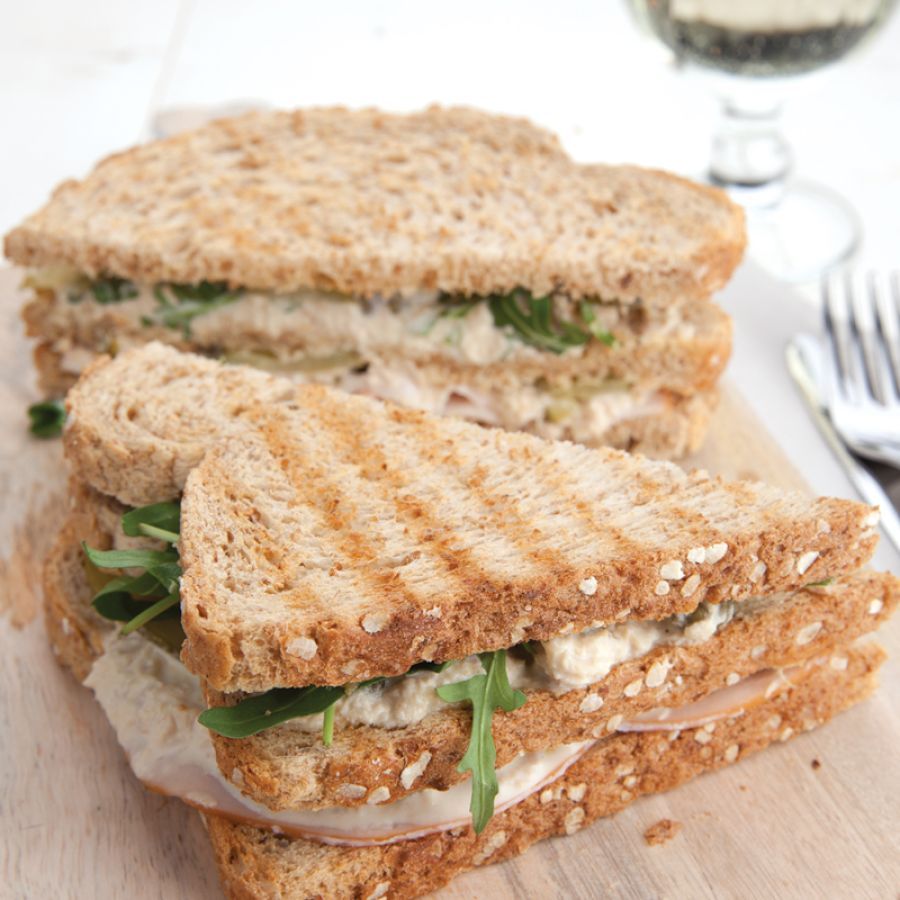 Sandwich met kipfilet en tonijn