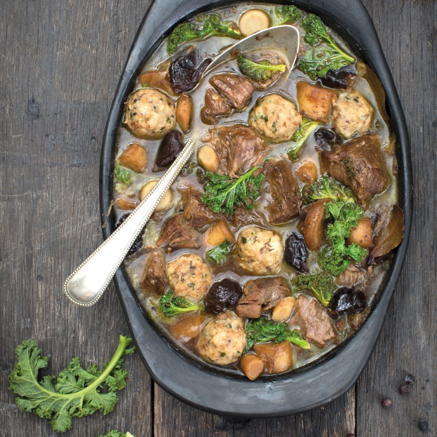 Winterstoofpot van rundvlees, knoedels, kummel, boerenkool en uien