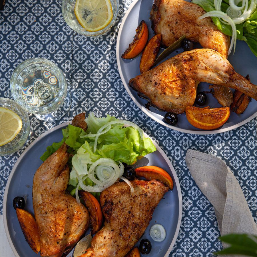 Kippenbouten met laurier, olijven en sinaasappel