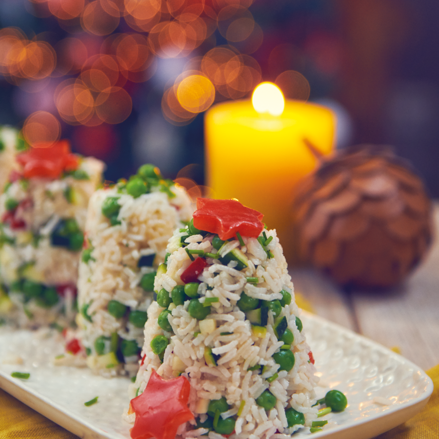 Rijsttorentjes met doperwtjes, ui en paprika