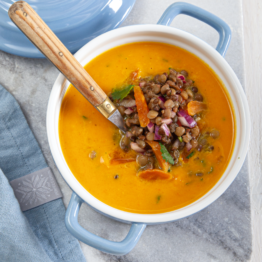 Pompoensoep met linzen, uien, appel en abrikozen