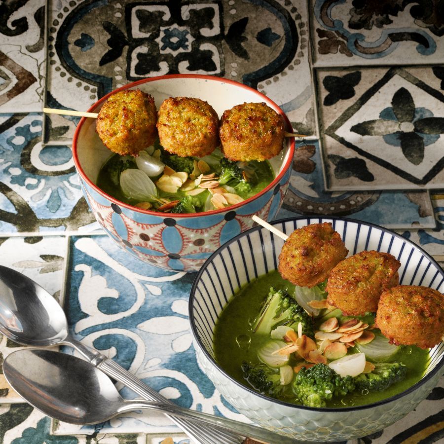Broccoli-spinaziesoep met falafel spiesjes