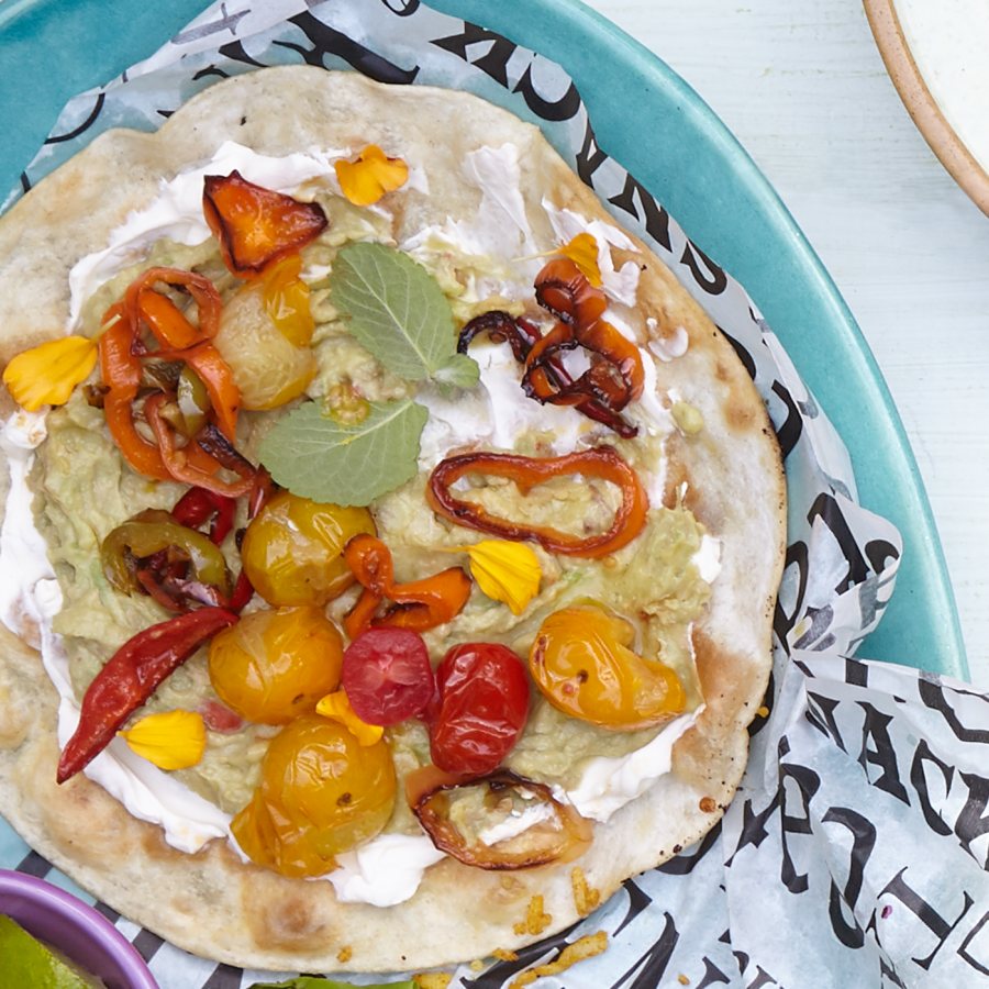 Tortilla met guacamole (avocadospread), gepofte kerstomaatjes en paprika