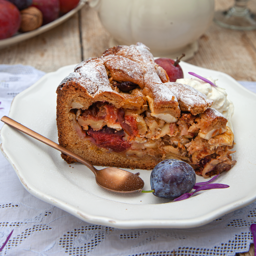 Appeltaart met pruimen en walnoten