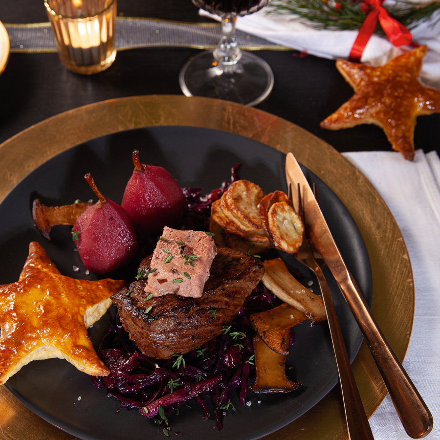 Kogelbiefstuk met cranberrypaté,rodekool,paddenstoelen stoofpeertjes 