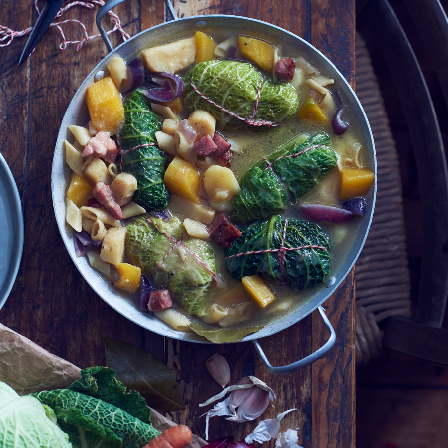 Eintopf met groene kool-rolletjes en mini-pasta