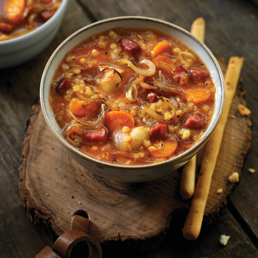 Maaltijdsoep met peen, ui, linzen en chorizo