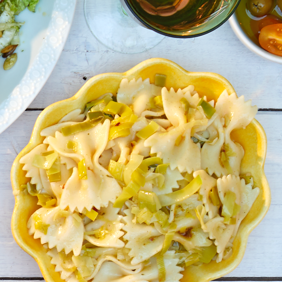 Pastasalade met gebakken prei