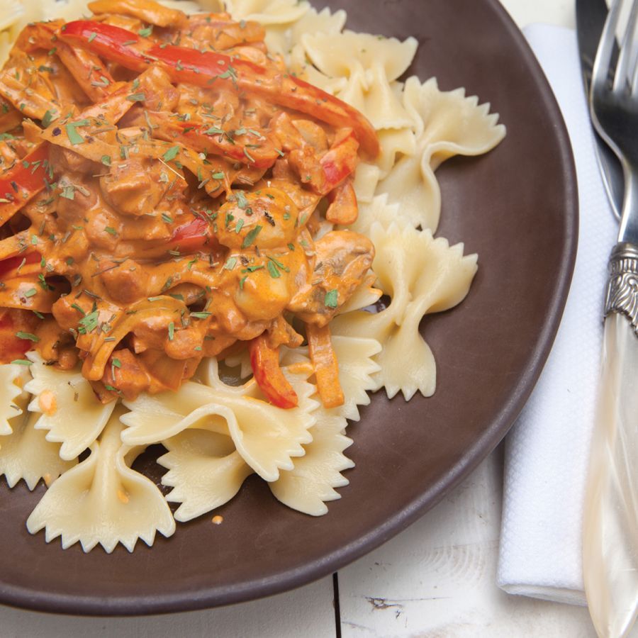 Pasta met spekjes, ui, champignons en rode paprika