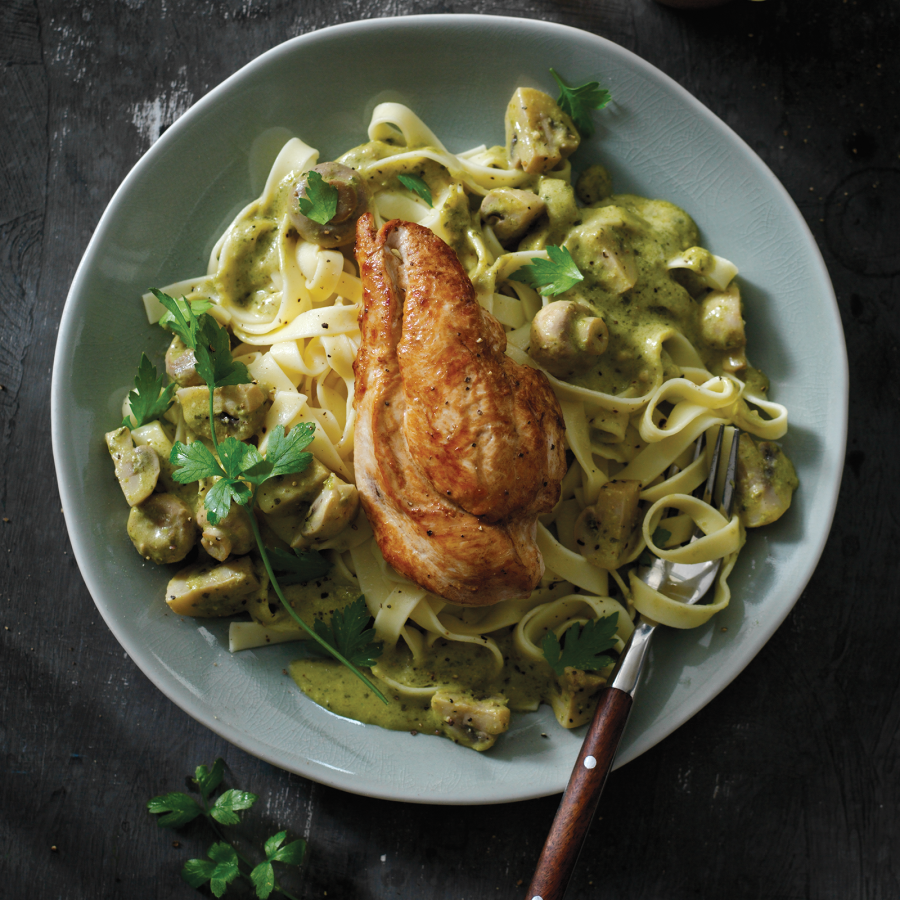 Kipfilet met pasta en paddestoelen