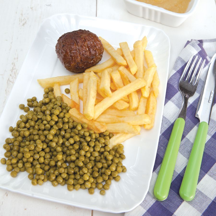 Gehaktbal met friet en doperwtjes