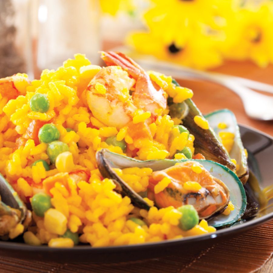 Spaanse rijstschotel met kip en mosselen en garnalen