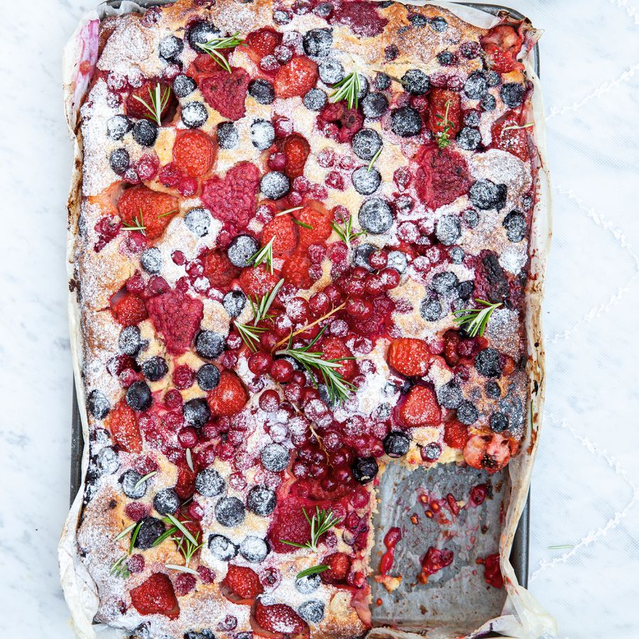 Plaattaart met zomerfruit en rozemarijn