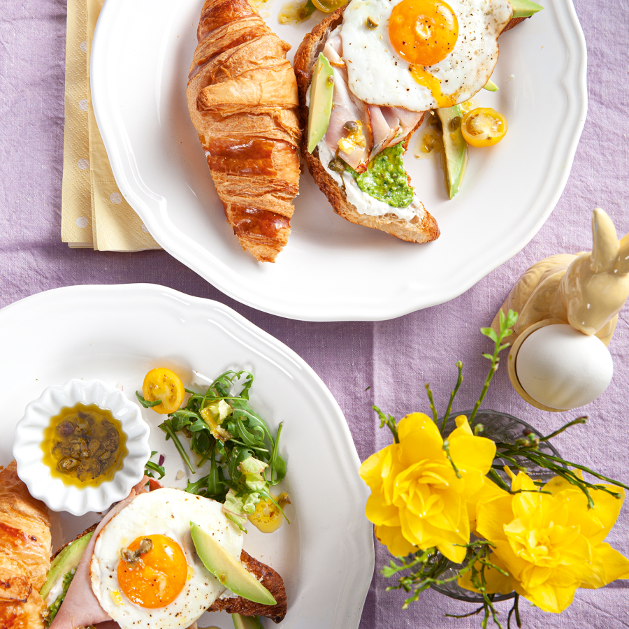  Croissants met pesto kaas, geroosterde tomaat, kappertjes dressing, spiegeleitje en beenham