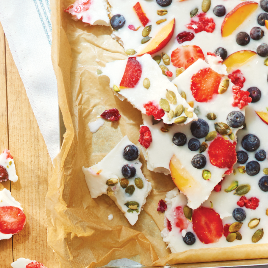 Kokos breekijs met noten en fruit