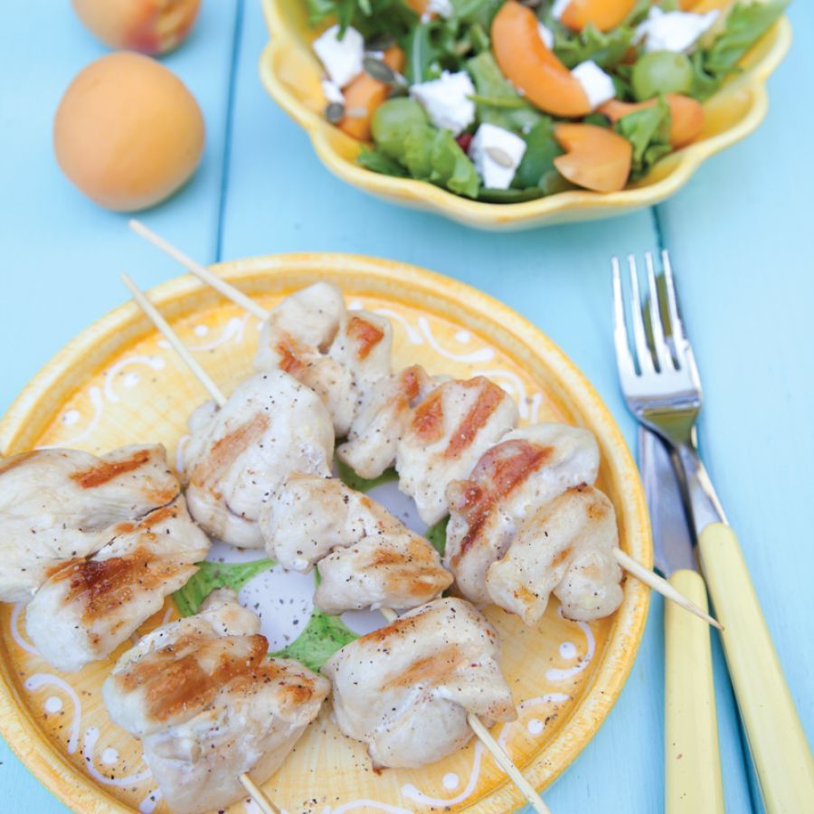 Kipsaté met abrikoossalade