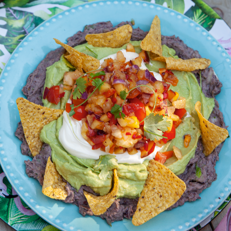 Zwarte bonendip met avocado en tomaat ananas salsa