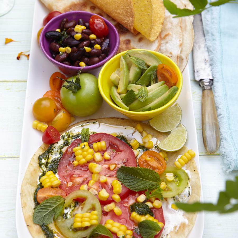 Tortilla met salsa verde, tomaat en verse maïs