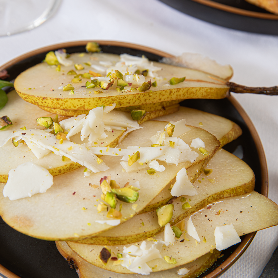 Peer met oude geitenkaas en pistachenootjes