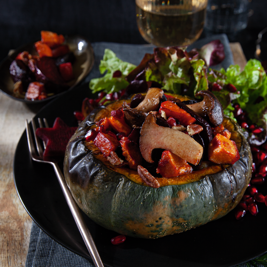 Gevulde pompoentjes met knolselderij puree, bietjes, paddenstoelen en noten