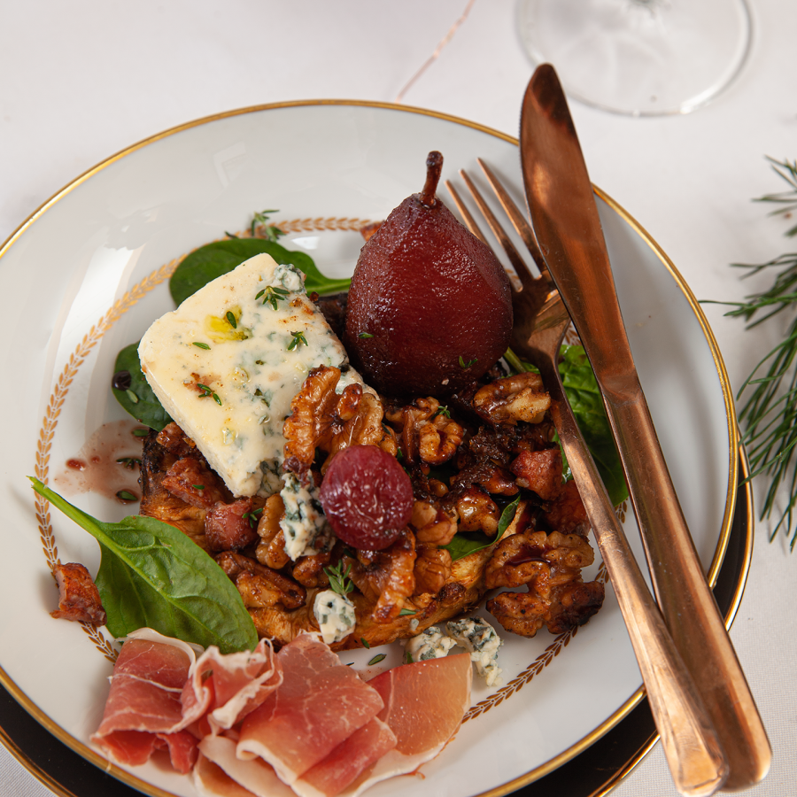 Knolselderij taartjes met spinazie, stoofpeer, walnoot en blauwe kaas