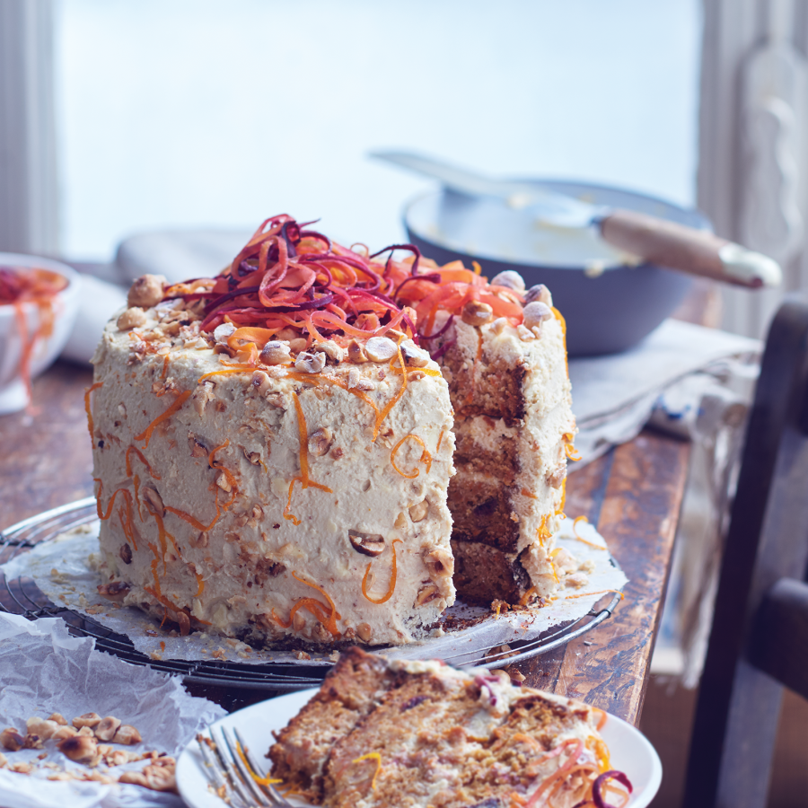 Worteltaart met dadels, hazelnoten, koffieglazuur en wortellint