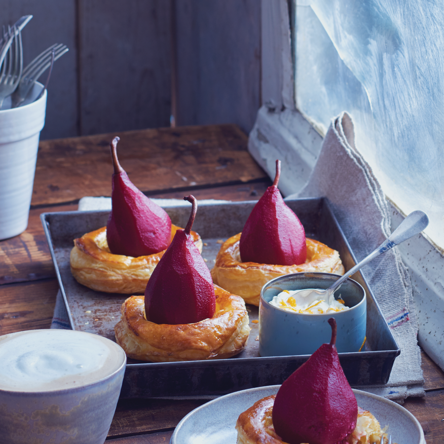 Bladerdeegtaartjes met stoofpeertjes en spijs