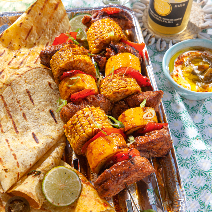 Mexicaanse vleesspiesen met mais en paprika