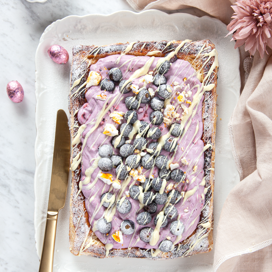 Bladerdeegtaart met blauwe bessen crème, citroen en witte chocolade