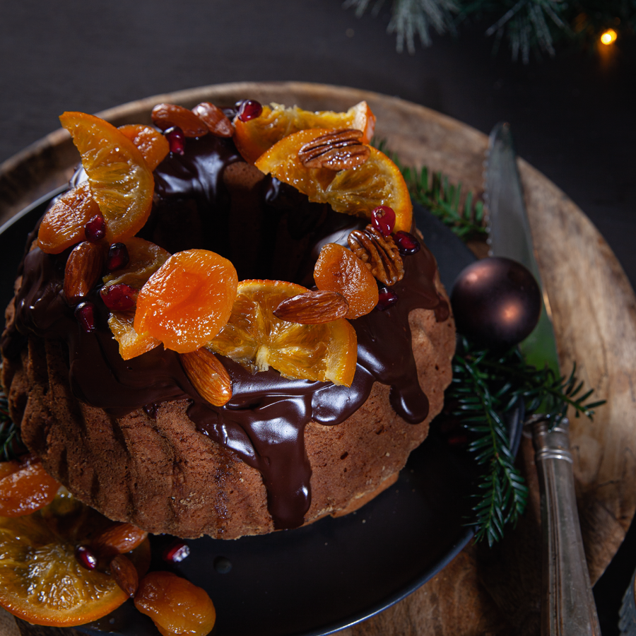 Tulband met gekonfijte sinaasappel, abrikozen en chocolade