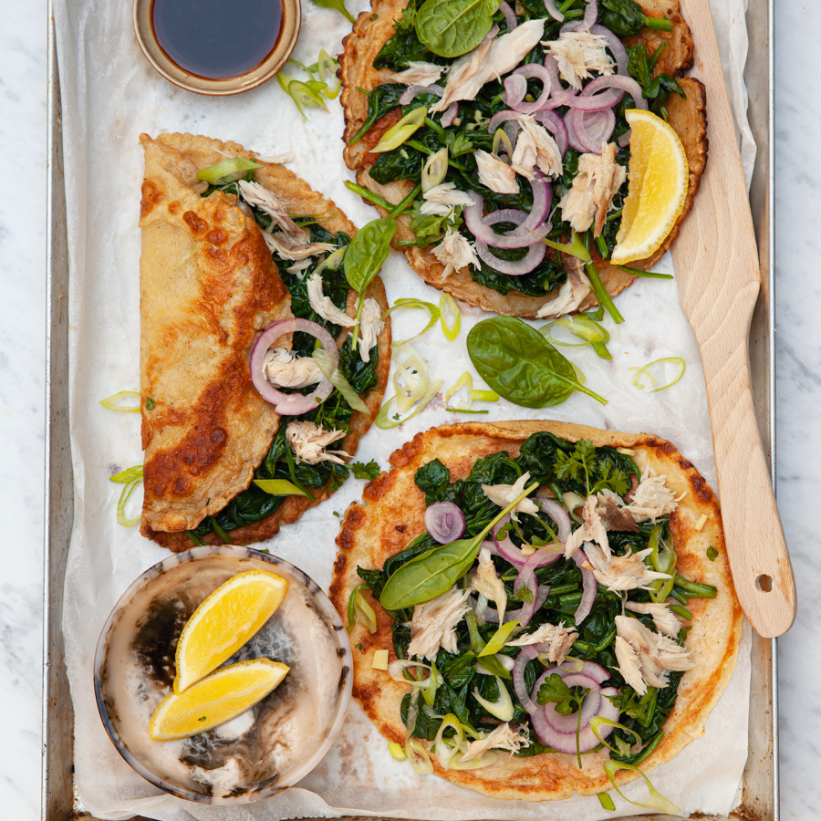 Kleine pannenkoeken met gebakken spinazie en makreel