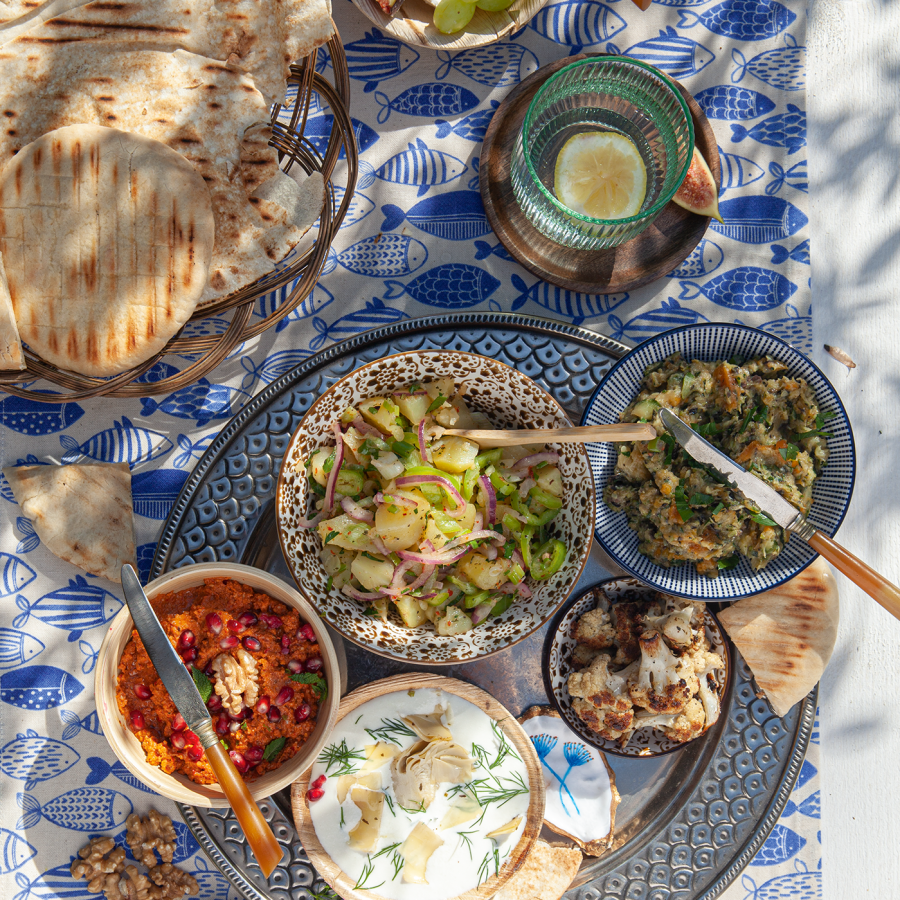 Courgettedip met gebakken ui, abrikoos en dille