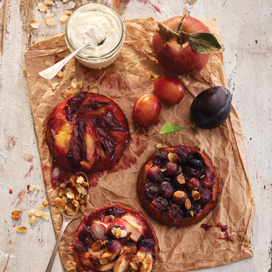 Oogsttaartjes met pruimen, druiven en vijgen