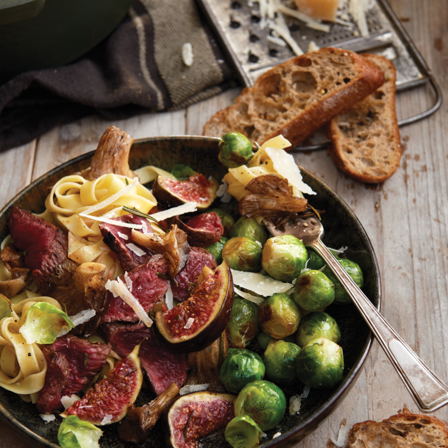 Biefstuk met pasta, paddenstoelen, spruitjes en gebakken vijgen