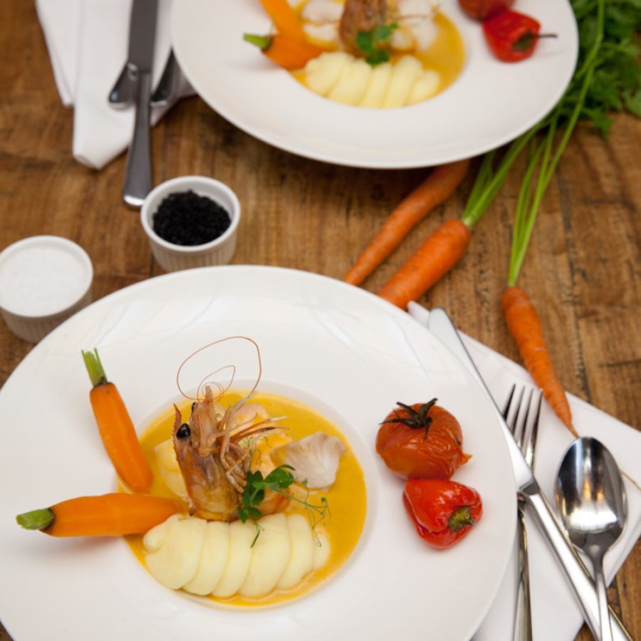 Vis en gamba met aardappelpuree, groenten en Bouillabaissesaus