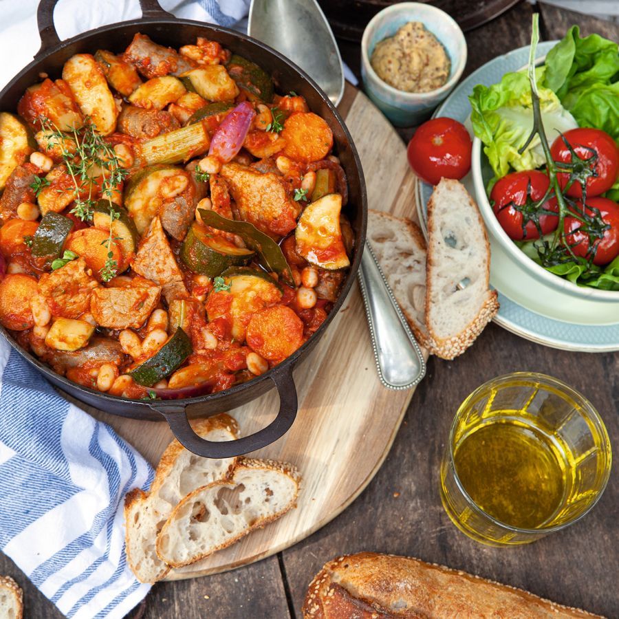 Zomerse cassoulet met groenten en vlees