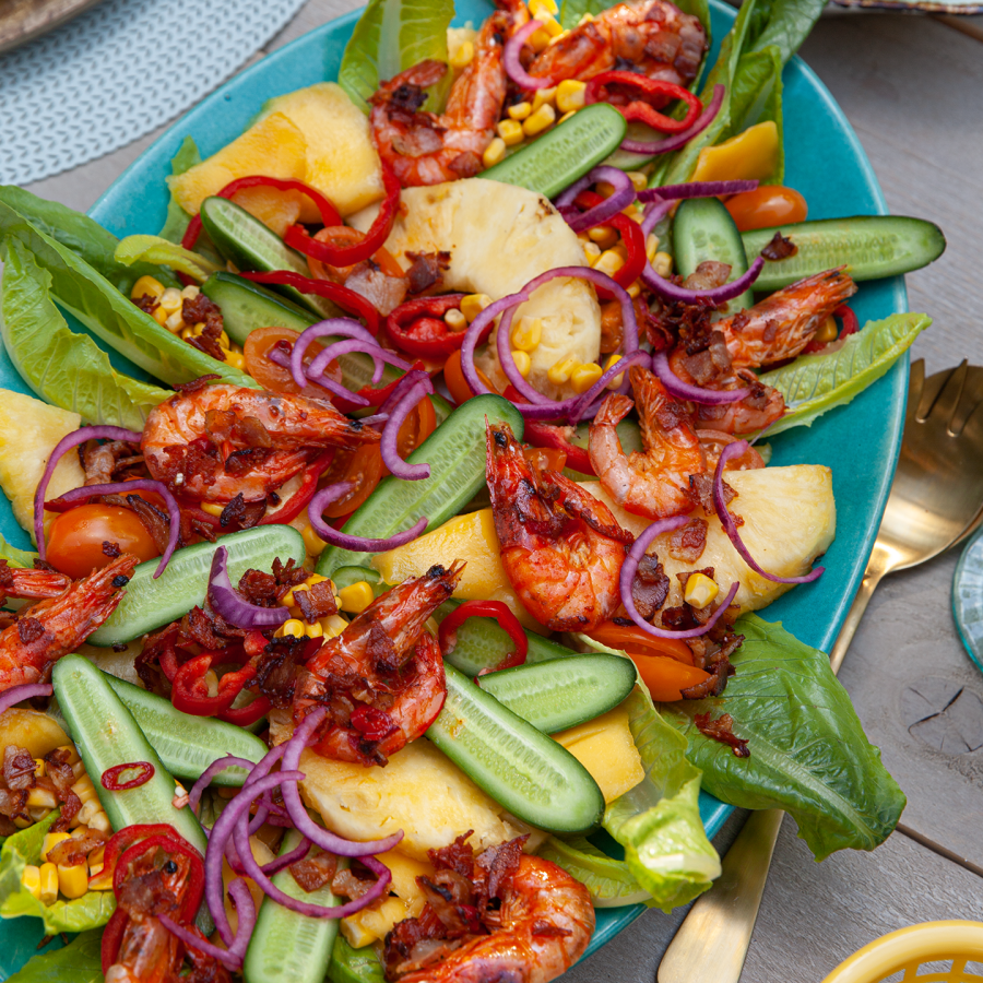 Braziliaanse salade met garnalen, ananas, chorizo en maïs