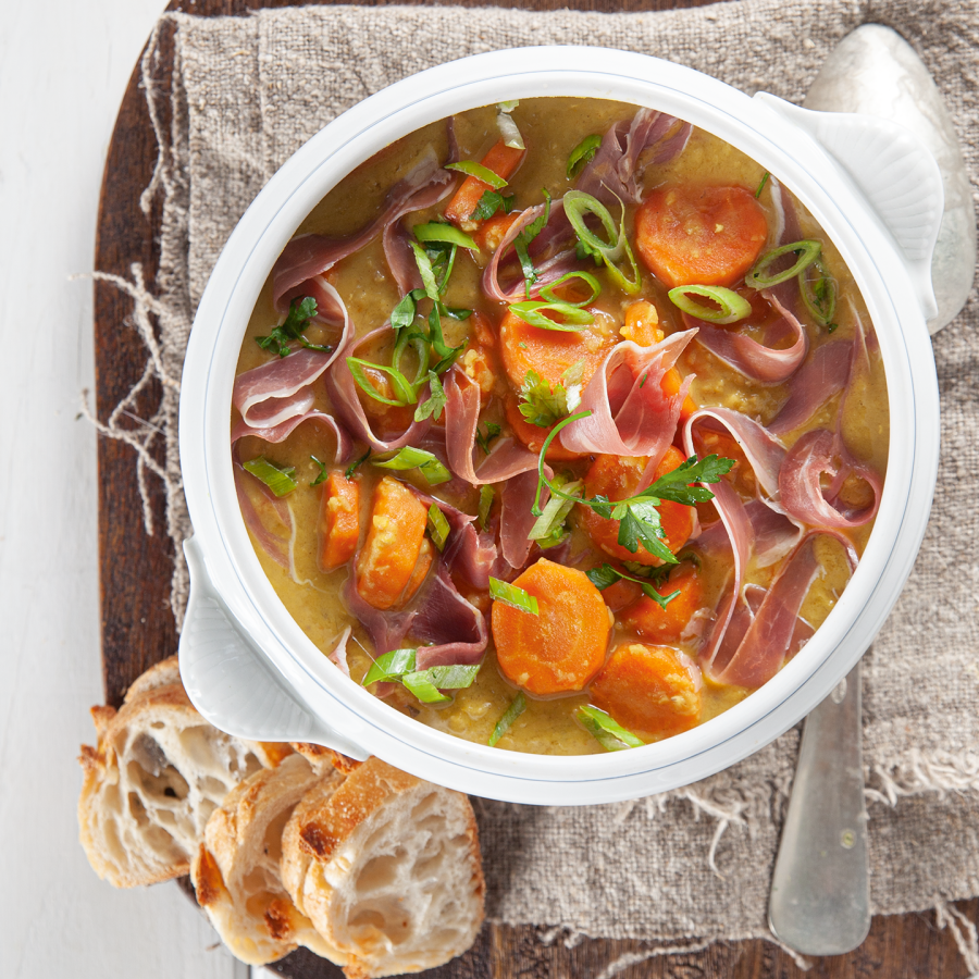 Knolselderijsoep met linzen, kokos en gember